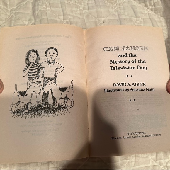 Cam Jansen and the mystery of the television dog - Picture 2 of 10